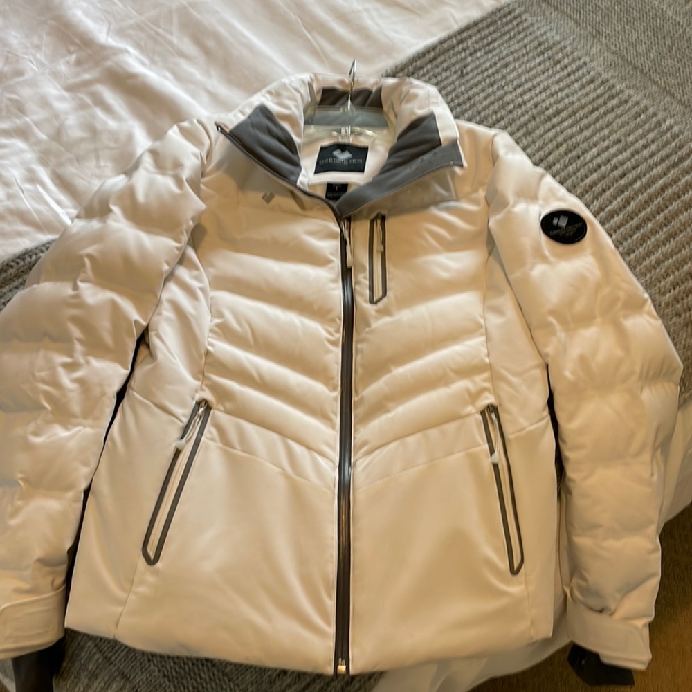 Women’s ski coat with removable hood